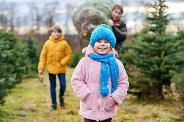 Glückliche Familie Mann Und Zwei Kinder Mit Weihnachtsbaum Auf Tannenbaumplantage — Stockfoto