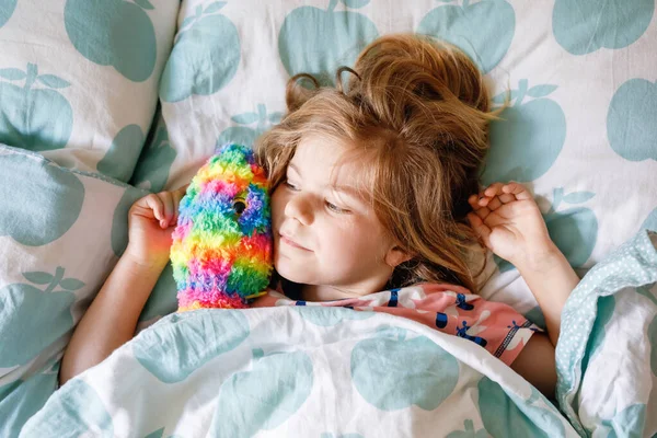 Menina Criança Bonito Dormindo Cama Com Brinquedo Pelúcia Macia Favorita — Fotografia de Stock