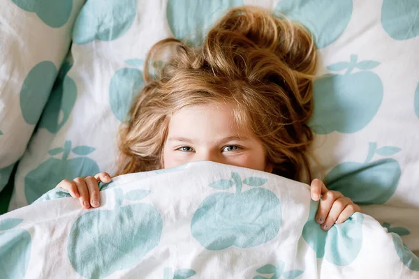 Linda Niñita Durmiendo Cama Adorable Niño Preescolar Soñando Sueño Saludable — Foto de Stock