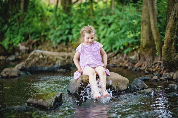 Roztomilé Malé Batole Dívka Baví Řeky Teplém Slunečném Letním Dni — Stock fotografie