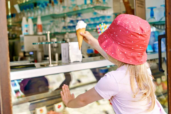 かわいい幼児の女の子は屋外スタンドカフェでアイスクリームを選択して購入します さまざまな種類のアイスクリームを見て眼鏡をかけた幸せな就学前の子供 甘い夏のデザート — ストック写真