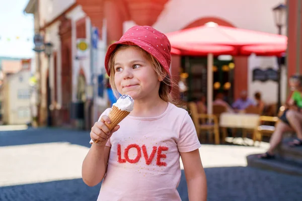 美しい女の子は夏にアイスクリームを食べます 幸せな面白いです就学前の女の子とともに甘いですアイスクリームコーンで街 — ストック写真