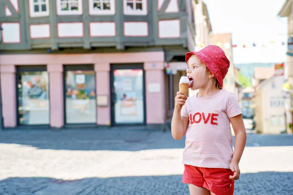 美しい女の子は夏にアイスクリームを食べます 幸せな面白いです就学前の女の子とともに甘いですアイスクリームコーンで街 — ストック写真