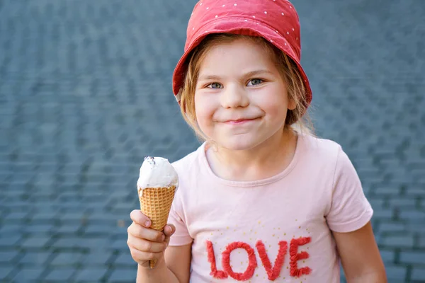 Hermosa Niña Come Helado Verano Feliz Chica Divertida Preescolar Con — Foto de Stock