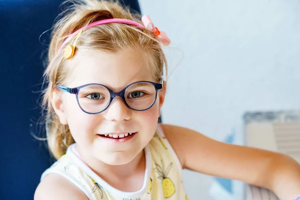 Portrét Roztomilé Školačky Brýlemi Uvnitř Šťastné Vtipné Dítě Nových Modrých — Stock fotografie