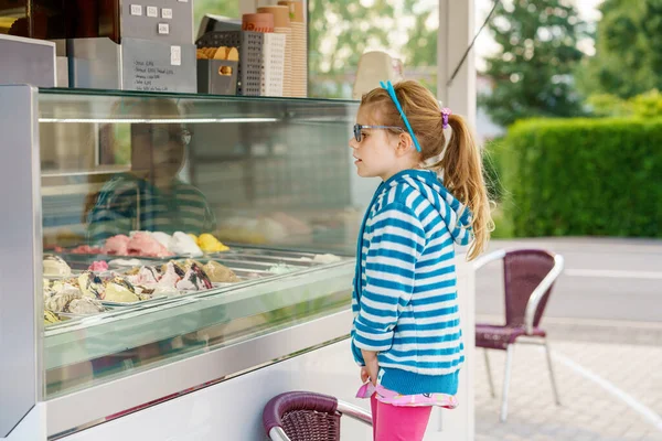 屋外のアイスクリームトラックカフェでアイスクリームを選択して購入するかわいい幼児の女の子 さまざまな種類のアイスクリームを見て眼鏡をかけた幸せな就学前の子供 甘い夏のデザート — ストック写真