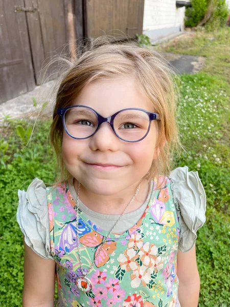 야외에 안경을 귀여운 아이의 안경쓴 한아이 여름날 — 스톡 사진