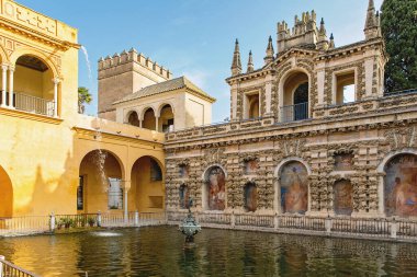 Endülüs 'te yaz mevsiminde Alcazar Seville Sarayı' nın içindeki güzel resmi halk bahçesi.