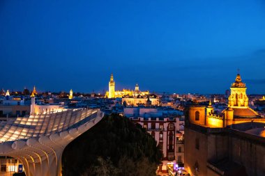Metropol Şemsiyesi 'nden Seville Manzarası. Setas de Sevilla Seville şehri, Endülüs, İspanya 'nın geceleri en iyi manzarası