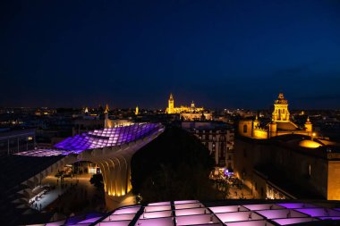Metropol Şemsiyesi 'nden Seville Manzarası. Setas de Sevilla Seville şehri, Endülüs, İspanya 'nın geceleri en iyi manzarası