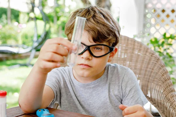 Chłopiec Robiący Eksperymenty Chemiczne Laboratorium Szkole Dziecko Okularami Ochronnymi Badanie — Zdjęcie stockowe