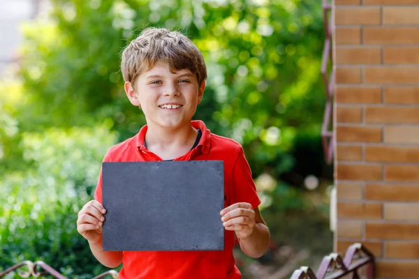 Glad Liten Pojke Med Ryggsäck Eller Väska Och Glasögon Skolungen — Stockfoto