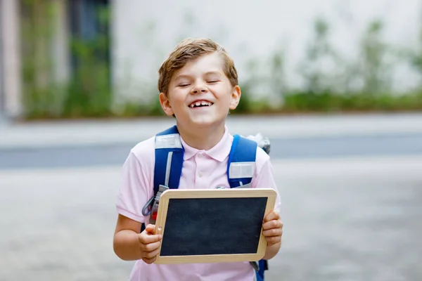 バックパックやカバンを持つ幸せな小さな子供の男の子 学校へ行く途中の小学生 健康的な愛らしい子供の屋外デスク最後の日ドイツ語で2年生 学校アウト — ストック写真