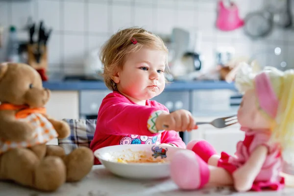 Çatal Sebze Makarna Yemek Bebek Kız Gıda Çocuk Besleme Geliştirme — Stok fotoğraf