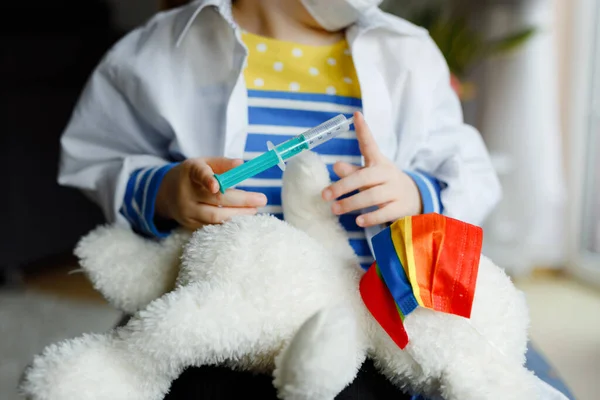 Niñita Inyecta Osito Peluche Lindo Niño Con Máscara Médica Jugando —  Fotos de Stock