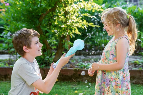 Счастливая Маленькая Дошкольница Школьный Мальчик Веселятся Дующим Мыльным Пузырём Дети — стоковое фото
