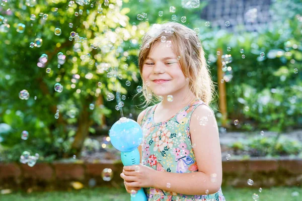 Joyeux Petit Fille Préscolaire Blonde Amuser Avec Soufflage Souffleur Bulle — Photo