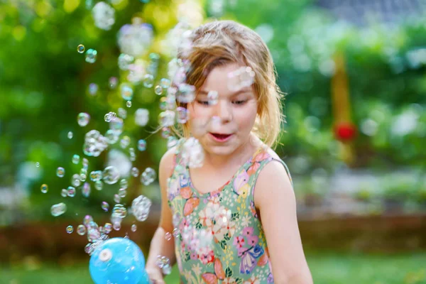 Feliz Niña Rubia Preescolar Divirtiéndose Con Soplador Jabón Burbuja Lindo — Foto de Stock