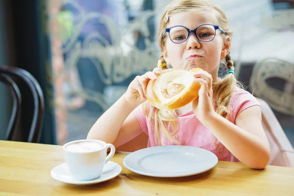 Klein Lachend Meisje Met Een Bril Ontbijten Een Café Voorschoolse — Stockfoto