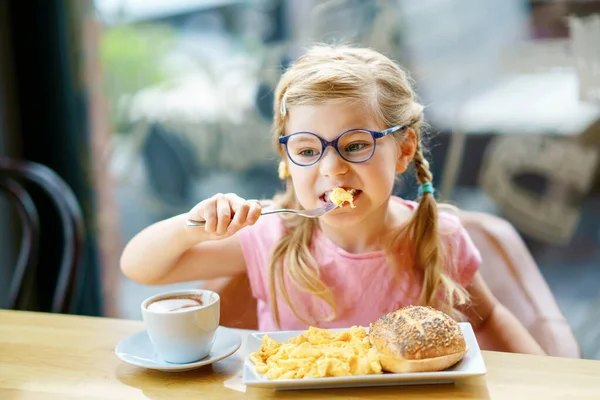 Uma Menina Sorridente Toma Pequeno Almoço Num Café Criança Pré — Fotografia de Stock