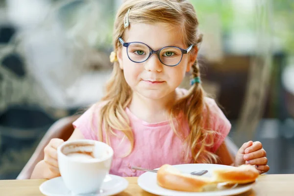 Klein Lachend Meisje Ontbijten Een Café Kleuterschoolkind Met Een Bril — Stockfoto