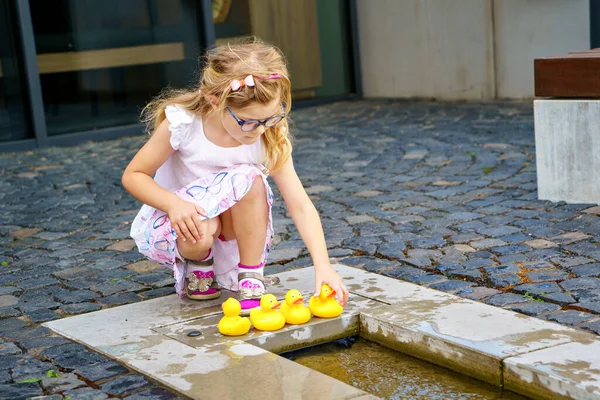 Adorable Little Preschool Girl Playing Playground Steam Yellow Rubber Ducks — Stok fotoğraf