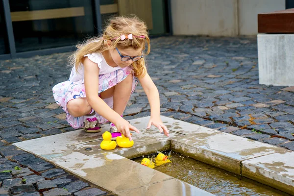 Adorable Little Preschool Girl Playing Playground Steam Yellow Rubber Ducks — Fotografia de Stock