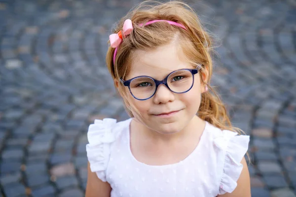 Petite fille portant des lunettes images libres de droit photos de Petite fille portant des lunettes Depositphotos