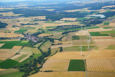 Yazın Almanya 'da yukarıdan manzara. Üst Manzara. Doğa, ormanlar, tarla