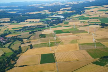 Yazın Almanya 'da yukarıdan manzara. Üst Manzara. Doğa, ormanlar, tarla