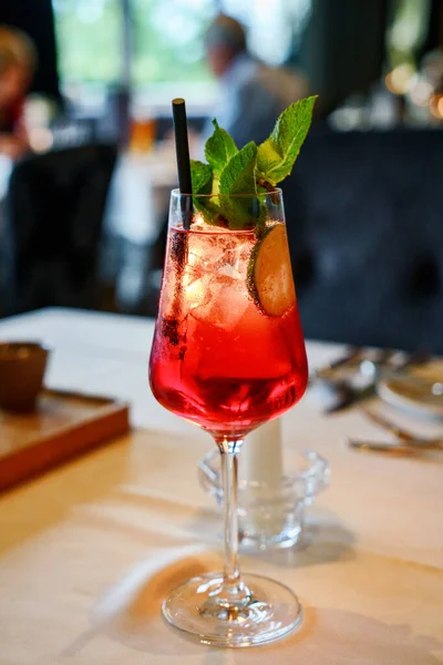 Classic Aperol Cocktail Bar Classic Italian Aperol Spritz Cocktail Glass — Stock Photo, Image