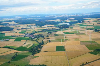 Yazın Almanya 'da yukarıdan manzara. Üst Manzara. Doğa, ormanlar, tarla