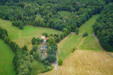 Yazın Almanya 'da yukarıdan manzara. Üst Manzara. Doğa, ormanlar, tarla
