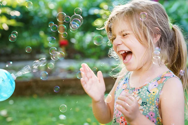 Menina Pré Escolar Loira Feliz Divertindo Com Soprando Soprador Bolhas — Fotografia de Stock