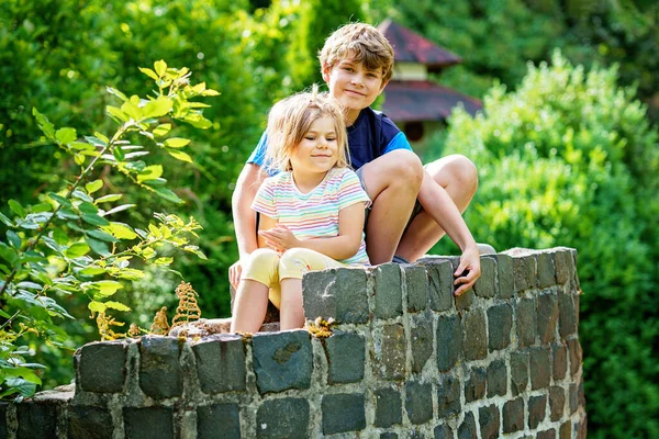 Porträt Von Entzückenden Geschwistern Die Zusammen Lächeln Und Lachen Während — Stockfoto