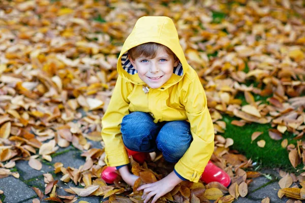 Portret Van Gelukkig Schattige Kleine Jongen Jongen Geel Regen Jas — Stockfoto