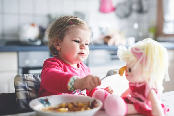 Imádnivaló Baba Lány Zöldségeket Villával Tészta Ból Eszik Élelmiszer Gyermek — Stock Fotó