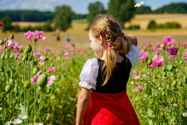 Ένα Κοριτσάκι Προσχολικής Ηλικίας Στο Χωράφι Τις Παπαρούνες Χαριτωμένο Χαρούμενο — Φωτογραφία Αρχείου