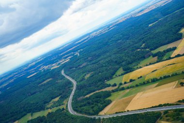 Yazın Almanya 'da yukarıdan manzara. Üst Manzara. Doğa, ormanlar, tarla