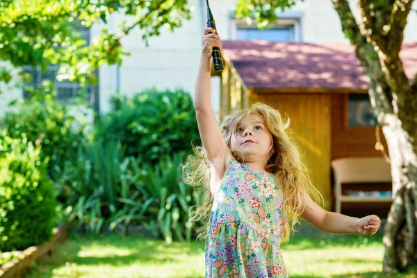 Cute Little Girl Gra Badmintona Świeżym Powietrzu Ciepły Słoneczny Letni — Zdjęcie stockowe