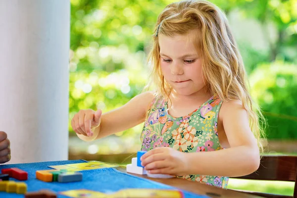 Pequena Menina Pré Escolar Jogando Jogo Tabuleiro Com Tijolos Coloridos — Fotografia de Stock