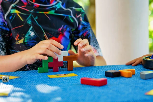 Okullu Çocuk Renkli Tuğlalarla Masa Oyunu Oynuyor Mutlu Çocuk Ahşap — Stok fotoğraf