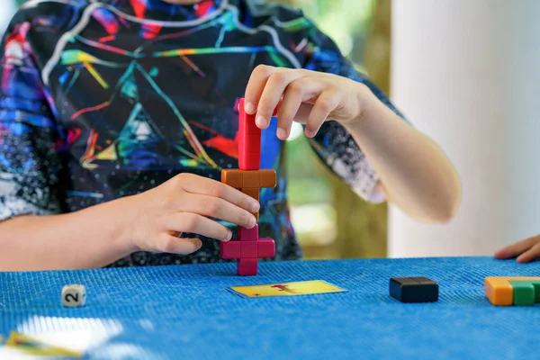 Okullu Çocuk Renkli Tuğlalarla Masa Oyunu Oynuyor Mutlu Çocuk Ahşap — Stok fotoğraf