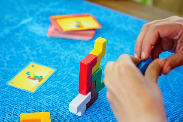 School Jongen Spelen Bordspel Met Kleurrijke Bakstenen Gelukkig Kind Bouwen — Stockfoto