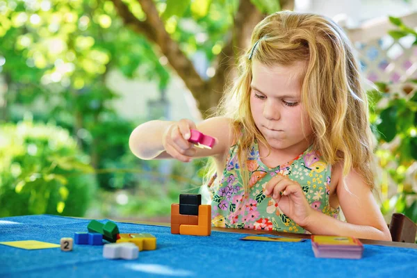 Pequena Menina Pré Escolar Jogando Jogo Tabuleiro Com Tijolos Coloridos — Fotografia de Stock