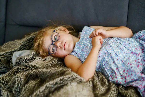 Little Girl Watching Lying Couch Preschool Child Glasses Enjoying Cartoons — ストック写真