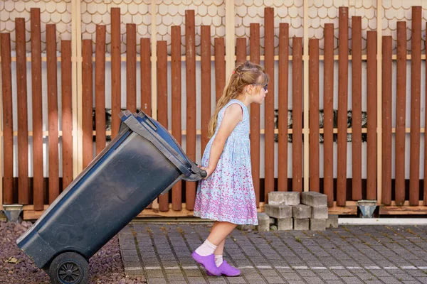 Kleine Kleuter Met Bril Die Vuilnisbak Neemt Kinderen Leren Afval — Stockfoto