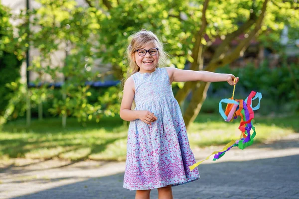 Маленька Дошкільна Дівчинка Окулярах Танцює Гімнастикою Різнокольоровою Стрічкою Мила Дитина — стокове фото