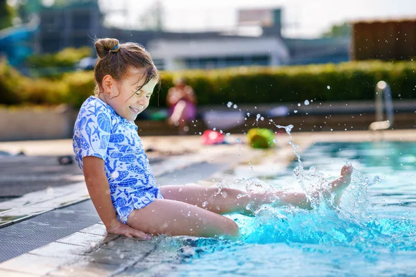 Gün Batımında Dışarıda Yüzme Havuzunda Oynayan Küçük Bir Anaokulu Kızı — Stok fotoğraf