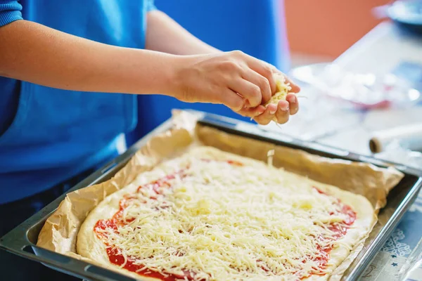 Miúdo Faz Pizza Para Jantar Mãos Adicionam Queijo Comida Saudável — Fotografia de Stock